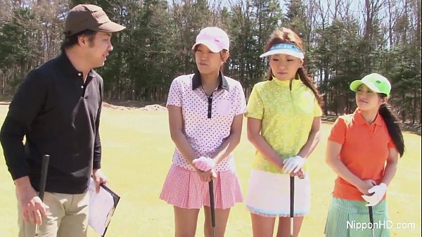 Gadis Asia Muda Main Golf Sambil Bugil, Bikin Tiang Listrik Tegang.
